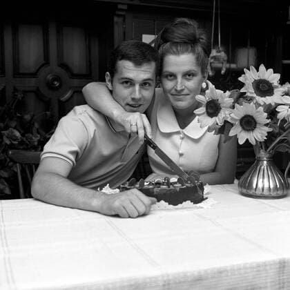 Franz Beckenbauer (Deutschland FC Bayern München) feiert mit seiner Frau Brigitte seinen 21. Geburtstag Fußball 1. BL Herren Saison 1966 1967, FC Bayern München, Fotoshooting, Fotostory, Homestory, privat, Gruppe München