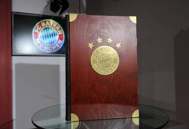 Fussball 1. Bundesliga: Saison 2010 2011, 10.11.2010 Der FC Bayern Muenchen praesentiert die 30kg schwere Vereinschronik Die Chronik 