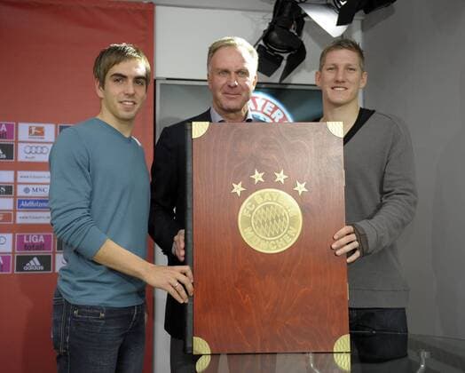 10.11.2010, Fussball 1.Bundesliga 2010 2011, FC Bayern München präsentiert die neue Vereins-Chronik. Das 30 Kg schwere Buch gibt es nur in 4111 Exemplaren und kostet ca 3000,- Euro. Bei der Buchvorstellung präsent: v.li: Philipp Lahm (Bayern München), Vorstandsvorsitzender Karl-Heinz Rummenigge (München), Bastian Schweinsteiger (München).