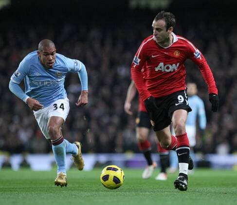 Football - Premier League - Manchester City (blue) vs. Manchester United (Manu): Nigel de Jong of Manchester City chases down Dimitar Berbatov of Manchester United at the City of Manchester Stadium 