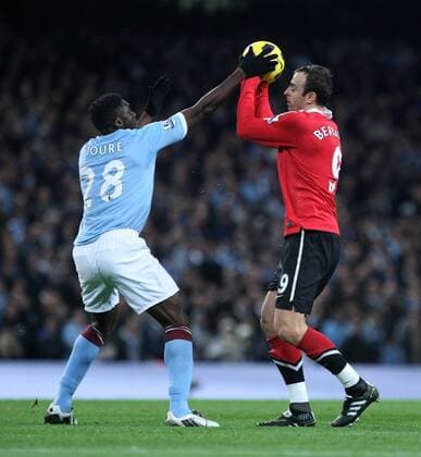 Football - Premier League - Manchester City (blue) vs. Manchester United (Manu): Kolo TourŽ of Manchester City and Dimitar Berbatov of Manchester United fight over the ball at the City of Manchester Stadium  o0 kurios Streit, streiten, Auseinandersetzung, Meinungsverschiedenheit