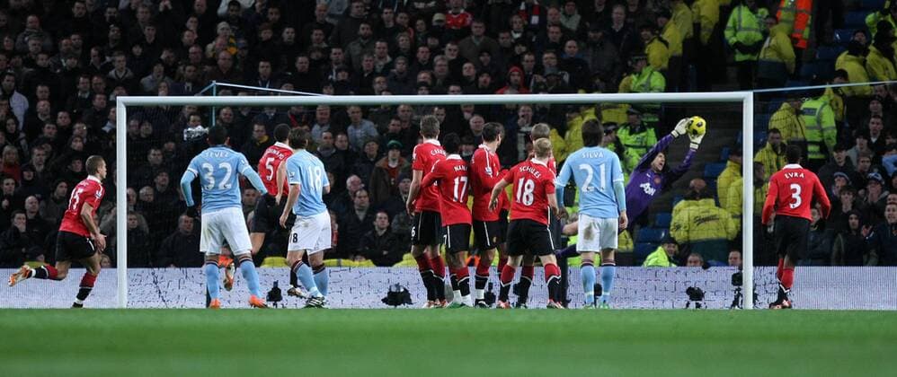 Football - Premier League - Manchester City (blue) vs. Manchester United (Manu): Both sides watch on as Edwin van der Sar of Manchester United makes a finger tip save following a free kick at the City of Manchester Stadium  o0 Totale