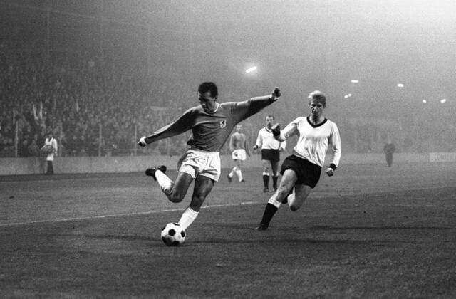 Ludwig Bründl (1860, li.) gegen Peter Czernotzky (Neunkirchen) Fußball 1. BL Herren Saison 1967 1968, TSV 1860 München - Borussia Neunkirchen 5:0 Gruppe München Dynamik,
