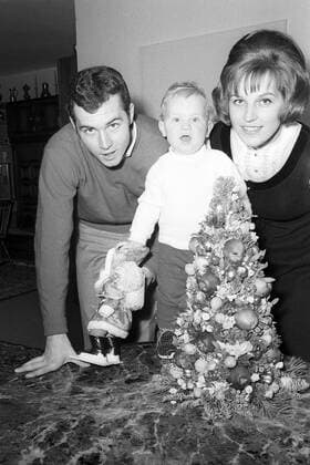 Franz Beckenbauer (Deutschland FC Bayern München) feiert mit seiner Frau Brigitte und Sohn Michael den Nikolaustag 1967 Fußball 1. BL Herren Saison 1967 1968, FC Bayern München, Fotoshooting, Fotostory, Homestory, privat, Gruppe München Freude,