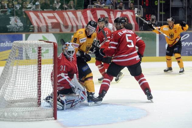 Kai HOSPELT (GER) erzielt das Tor zum 2-0 gegen Torwart Fred BRATHWAITE. Eishockey:Deutschland Cup 2010. Deutschland - Kanada