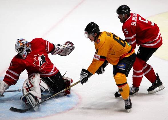 EISHOCKEY - Deutschland Cup 2010, München, Deutschland vs Kanada (rot) - Bild zeigt Fred Brathwaite (CAN, L), Alexander Weiss (GER) und Sean Blanchard (CAN).  o0 Spannung