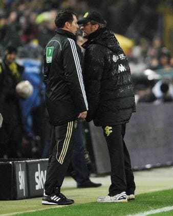 Fussball, 1. Bundesliga, 12.11.2010, Saison 2010 2011, BORUSSIA DORTMUND (BVB) - HAMBURGER SV (HSV) 2:0, _2 Trainer Jürgen Klopp (re., Borussia Dortmund) schreit den Vierten Offiziellen Stefan Trautmann o0 Enttäuschung Verzweiflung Wut Streit Schiedsrichter