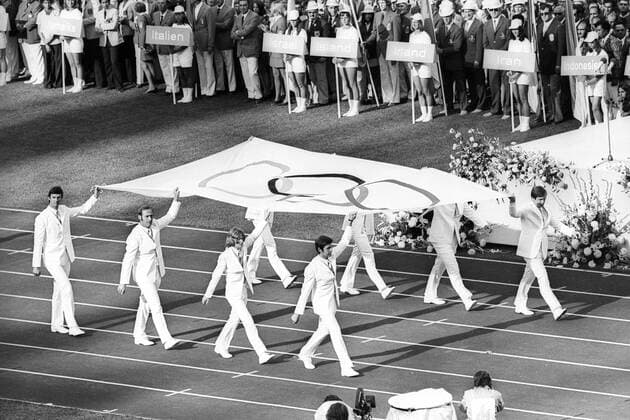 Die Mitglieder des vier Jahre zuvor siegreichen Deutschland Achters tragen die Olympiafahne: Horst Meyer, Rüdiger Henning, Dirk Schreyer, Egbert Hirschfelder, Jörg Siebert, Niko Ott, Roland Boese und Gunther Tiersch - Eröffnungsfeier der Olympischen Sommerspiele 1972 in München o0 BR BRD Rudern Herren 8er Objekte Fahne Aufmacher