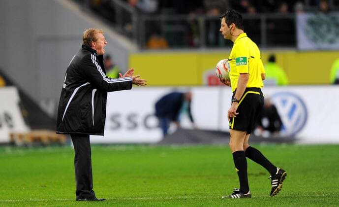 13. November 2010: Wolfsburg, Volkswagen Arena: Fussball 1. Bundesliga, 12. Spieltag: VfL Wolfsburg - FC Schalke 04: Wolfsburgs Trainer Steve McClaren moniert bei Schiedsrichter Wolfgang Stark ein Handspiel