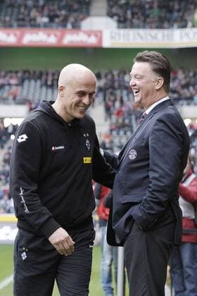 Fussball Bundesliga BL 10 11 - 06.11.2010 - Borussia Mönchengladbach Moenchengladbach Gladbach vs. FC Bayern München Muenchen FCB . Trainer Louis van Gaal (Muenchen) rechts und Trainer Michael Frontzeck (Gladbach) links begruessen sich . lachen . gut gelaunt .
