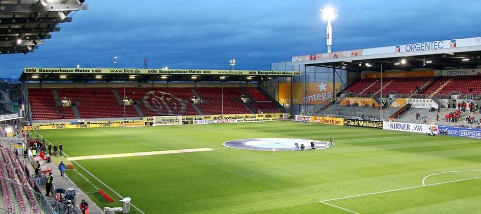 Fußball, Stadiongeschichte 1. FSV Mainz 05 FUSSBALL - DFL, MAINZ,DEUTSCHLAND,13.NOV.10 - FUSSBALL - 1. Deutsche Bundesliga, 1. FSV Mainz 05. Bild zeigt eine Übersicht vom Stadion am Bruchweg.  o0 Totale Leere