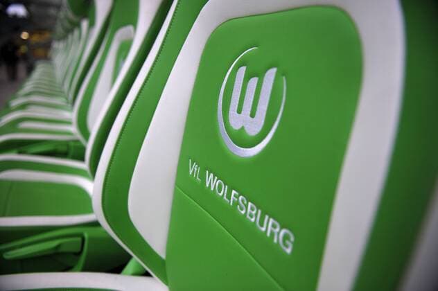 13.11.2010, Fussball 1.Bundesliga 2010 2011, 12.Spieltag, VfL Wolfsburg in der Volkswagen Arena Wolfsburg. Leere Sitze auf der Trainerbank im Wolfsburger Stadion. In den Lehnen der Autositze ist das Vereinslogo eingelassen.