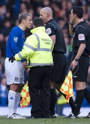 A furious Phil Neville of Everton confronts referee Howard Webb 2.r. at half time Barclays Premier League Everton v Arsenal 14th November, 2010 EDITORIAL USE ONLY. No use with unauthorised audio, video, data, fixture lists, club league logos or live services. Online in-match use limited to 120 images, no video emulation. No use in betting, games or single club league player publications. o0 Spannung