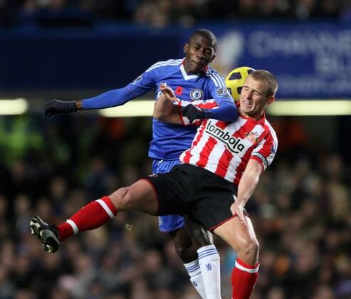 Chelseas Ramires tussles with Sunderlands Lee Cattermole --- Barclays Premier League - FC Chelsea London (blue) vs FC Sunderland (red stripes), 14th November, 2010 EDITORIAL USE ONLY. No use with unauthorised audio, video, data, fixture lists, club league logos or live services. Online in-match use limited to 120 images, no video emulation. No use in betting, games or single club league player publications.