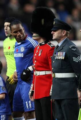 Chelseas Didier Drogba looks at the Army representatives --- Barclays Premier League - FC Chelsea London (blue) vs FC Sunderland (red stripes), 14th November, 2010 EDITORIAL USE ONLY. No use with unauthorised audio, video, data, fixture lists, club league logos or live services. Online in-match use limited to 120 images, no video emulation. No use in betting, games or single club league player publications. o0 Remembrance Day Volkstrauertag Militär Soldat Armee Bobby kurios