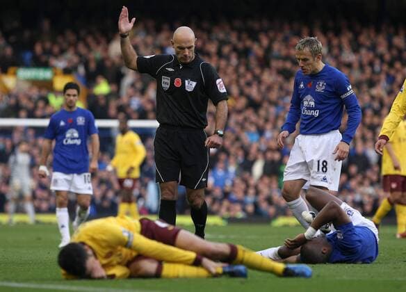14.11.2010, Liverpool - Premier League 2010 2011 - FC Everton (blue) vs FC Arsenal London (yellow) --- Referee Howard Webb signals for medics as Arsenal s Cesc Fabregas and Distin of Everton lie injured following a collision at Goodison Park  o0 Verletzung