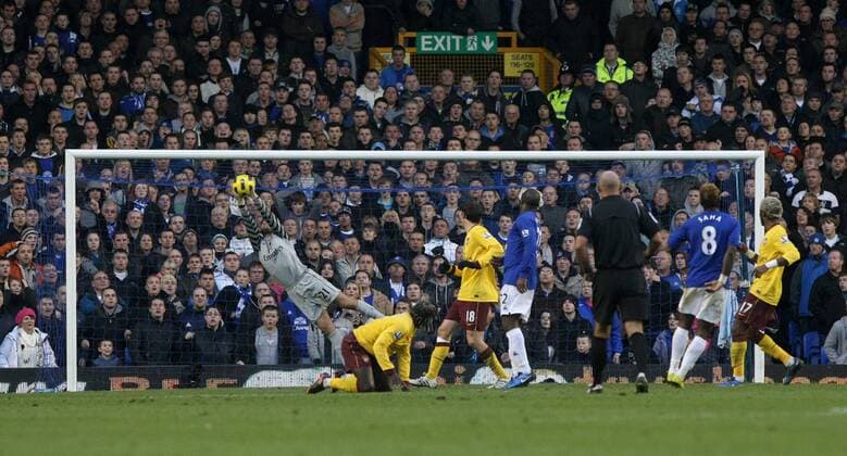 14.11.2010, Liverpool - Premier League 2010 2011 - FC Everton (blue) vs FC Arsenal London (yellow) --- Arsenal s Lukasz Fabianski makes a finger tip save from a Yakubu Ayegbeni of Everton strike at Goodison Park  o0 Abwehr Totale Zuschauer