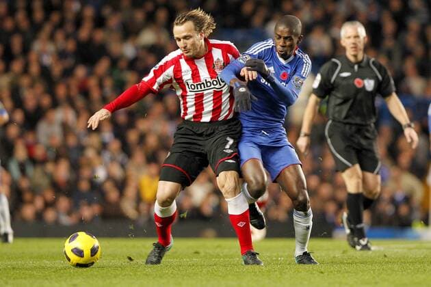 14.11.2010, London - Premier League 2010 2011 - FC Chelsea London (blue) vs FC Sunderland (red stripes) --- Chelsea s Ramires and Sunderland s Boudewijn Zenden in action at Stamford Bridge 