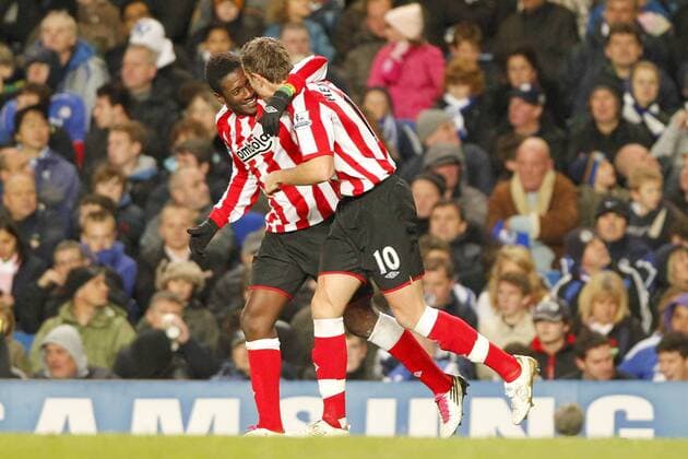 14.11.2010, London - Premier League 2010 2011 - FC Chelsea London (blue) vs FC Sunderland (red stripes) --- Sunderland s Asamoah Gyan (L) celebrates with Sunderland s Jordan Henderson after putting Sunderland 2 nil up at Stamford Bridge  o0 Jubel Freude