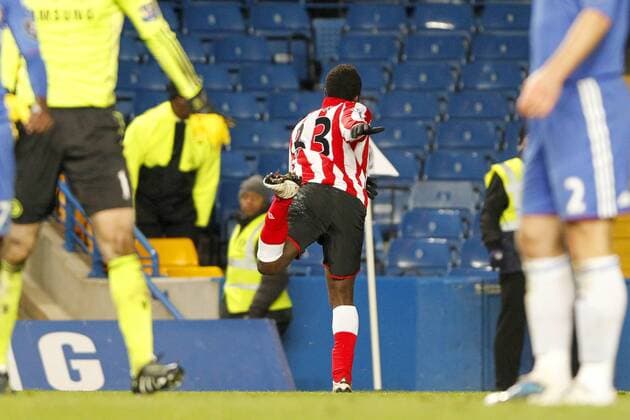 14.11.2010, London - Premier League 2010 2011 - FC Chelsea London (blue) vs FC Sunderland (red stripes) --- Sunderland s Asamoah Gyan runs to the away crowd after scoring Sunderland s second goal at Stamford Bridge  o0 Jubel Freude Einzelbild