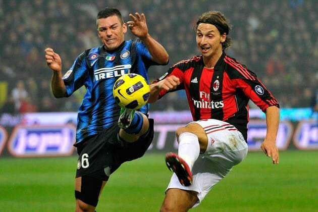 Inter Mailand (blau) vs AC Milan: Zlatan Ibrahimovic (R) vs Lucio 