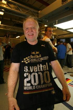 Celebration, Sebastian Vettel (GER), Red Bull Racing, RB6 race winner and 2010 champion, Norbert Vettel, father of Sebastian Vettel (GER), Red Bull Racing, RB6 Abu Dhabi Grand Prix, United Arab Emirates 11 - 14 November 2010  o0 Vater Familie T Shirt privat Jubel Freude o0 Feier