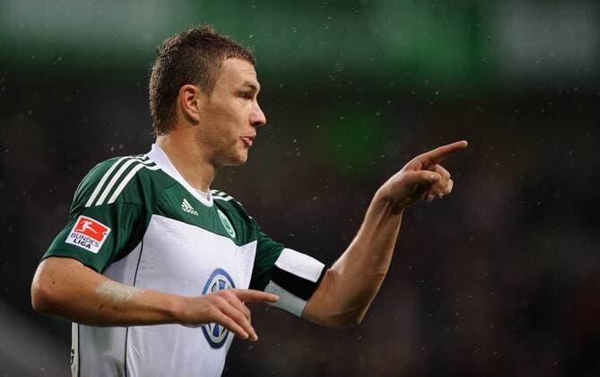 Fussball Bundesliga Saison 2010 2011 VFL Wolfsburg - FC Schalke 04 Edin DZEKO (Wolfsburg) jubelt zum 2:0. o0 Jubel Freude