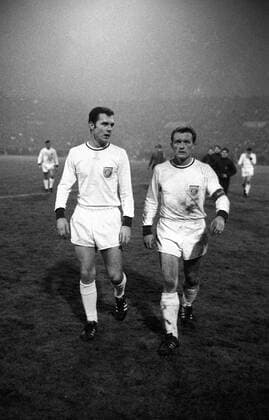Franz Beckenbauer (li.) und Werner Olk (beide Bayern) - Abgang Fußball 1. BL Herren Saison 1967 1968, 1. FC Nürnberg - FC Bayern München 7:3 Gruppe Nürnberg