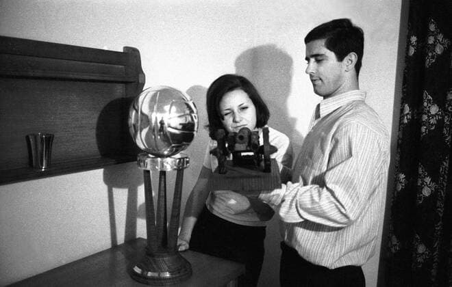 Gerd Müller (BR Deutschland FC Bayern München) mit seiner Frau Uschi und seinen Preisen als Fußballer und Torschütze des Jahres Fußball 1. BL Herren Saison 1967 1968, FC Bayern München, Fotoshooting, Fotostory, Homestory, privat, BRD Gruppe Aufnahmedatum geschätzt München