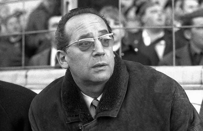 Trainer Max Merkel (Nürnberg) gespannt Fußball 1. BL Herren Saison 1967 1968, TSV 1860 München - 1. FC Nürnberg 1:2 Porträt München Spannung,