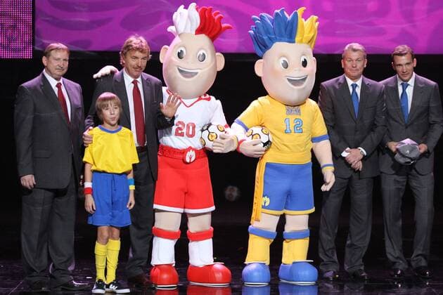 Warschau - Offizielle Vorstellung der Maskottchen der Euro 2012 - Andrzej Szarmach li., Zbigniew Boniek 2.li., Oleg Blochin 2.re., Andrej Shevchenko re.  AN3C7752 o0 Objekt