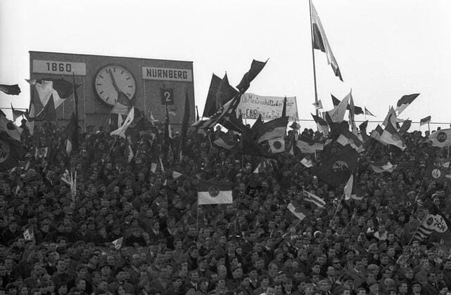 Nürnberger Fanblock während des Auswärtsspiels bei 1860 München Fußball 1. BL Herren Saison 1967 1968, TSV 1860 München - 1. FC Nürnberg 1:2 Totale München Freude, Begeisterung,