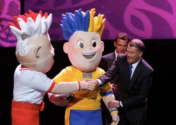 Warschau - Präsentation der Maskottchen für die UEFA Euro 2012 in Polen und der Ukraine - Bild zeigt die Maskottchen, Andrij Schewtschenko (UKR, 2R) und Oleh Blochin (UKR, R) - 