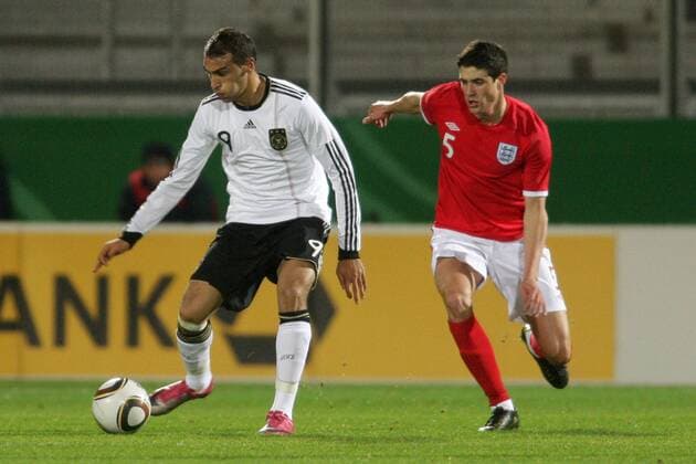 16.11.2010, U 21-Länderspiel Deutschland - England. Cenk Tosun (Deutschland, L), Martin Kelly (England).
