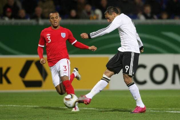 16.11.2010, U 21-Länderspiel Deutschland - England. Cenk Tosun (Deutschland, R), Ryan Bertrand (England).