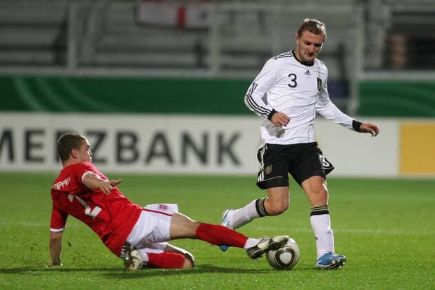 16.11.2010, U 21-Länderspiel Deutschland - England. Konstantin Rausch (Deutschland, R), Kieran Trippier (England).