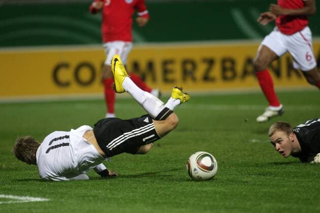 16.11.2010, U 21-Länderspiel Deutschland - England. Szene zum Elfmeter: Boris Vukcevic (Deutschland) wird vom Torwart gefoult. o0 Kampf