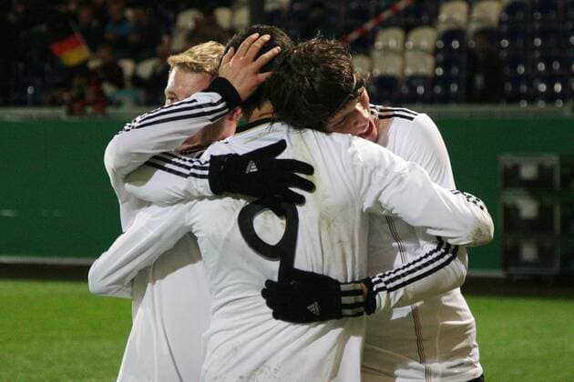 16.11.2010, U 21-Länderspiel Deutschland - England. Jubel nach 2:0 durch Cenk Tosun (Deutschland, M), Patrick Funk (Deutschland, L), Daniel Ginczek (Deutschland, R). o0 Jubel Freude