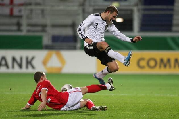 16.11.2010, U 21-Länderspiel Deutschland - England. Konstantin Rausch (Deutschland, R), Kieran Trippier (England).