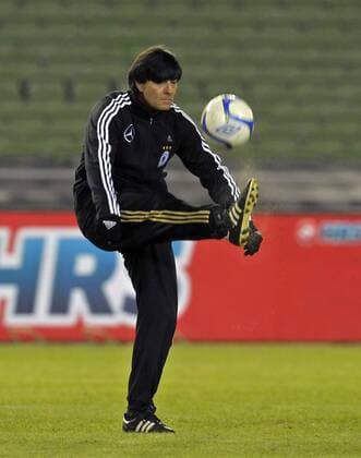 Bundestrainer Joachim Löw (Deutschland) verrenkt sich fast beim Versuch einen Ball zu jonglieren. o0 kurios komik