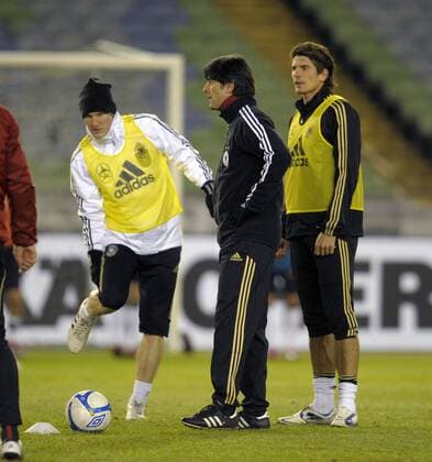 16.11.2010, Fussball, Training - . v.li: Bastian Schweinsteiger (Deutschland), Bundestrainer Joachim Löw (Deutschland), Mario Gomez (Deutschland). o0 Nationaltrainer Trainer