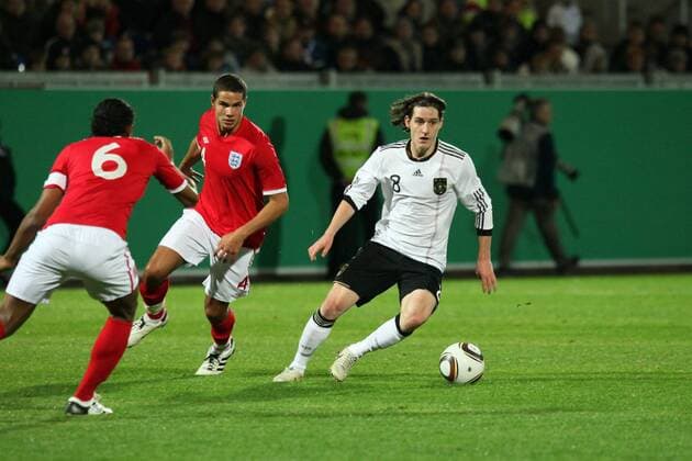 Sebastian Rudy (Deutschland U21 re.) setzt sich durch vs England U21