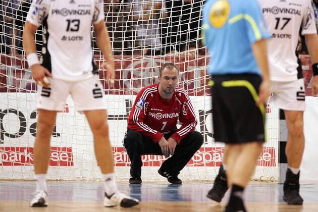 Handball: 1. Bundesliga, Saison 2010 2011, HSV Handball (Blau) - THW Kiel (Weiß), Keeper Thierry Omeyer (THW Kiel) xHOCHxZWEIx xPhilippxSzyzax