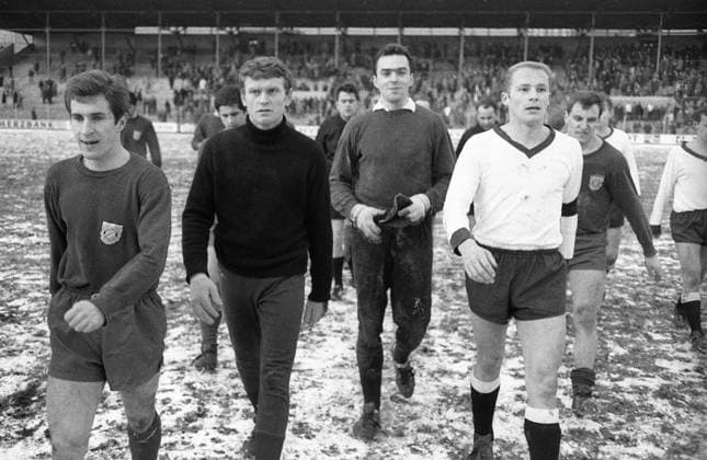 Abgang, v. li.: Gustav Jung und Torwart Sepp Maier (beide Bayern) sowie Torwart Horst Kirsch und Günter Kuntz (beide Neunkirchen) Fußball 1. BL Herren Saison 1967 1968, FC Bayern München - Borussia Neunkirchen 4:0 Gruppe München