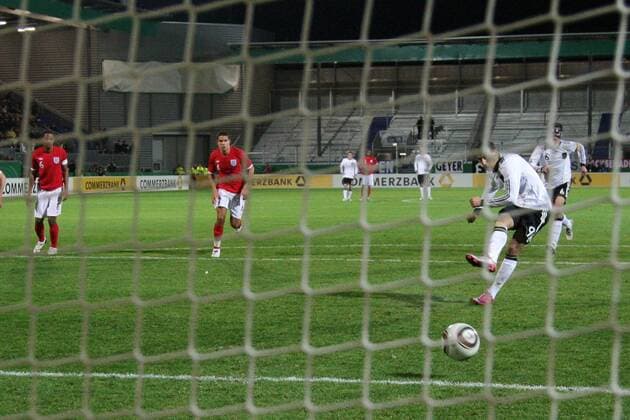 16.11.2010, U 21-Länderspiel Deutschland - England. Cenk Tosun (Deutschland) verwandelt Elfmeter zum 2:0. o0 Tor, Treffer, Gegentor Hintertor, Hintertorkamera, Hintertorperspektive