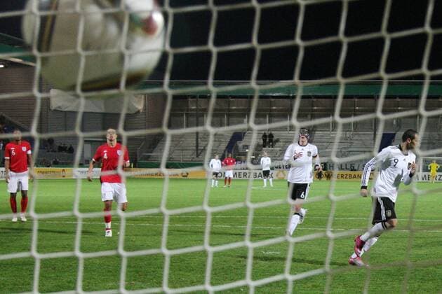 16.11.2010, U 21-Länderspiel Deutschland - England. Cenk Tosun (Deutschland) verwandelt Elfmeter zum 2:0. o0 Tor, Treffer, Gegentor Hintertor, Hintertorkamera, Hintertorperspektive