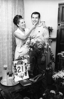 Franz Beckenbauer (Deutschland FC Bayern München) feiert mit seiner Frau Brigitte seinen 21. Geburtstag Fußball 1. BL Herren Saison 1966 1967, FC Bayern München, Geburtstag, Feier, Geburtstagsfeier Gruppe München Freude, Begeisterung,