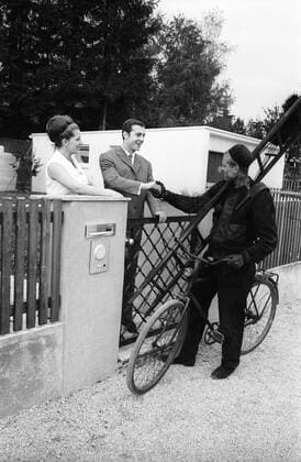 Franz Beckenbauer (Deutschland FC Bayern München) mit seiner Frau Brigitte und dem Schornsteinfeger am Gartentor Fußball 1. BL Herren Saison 1966 1967, FC Bayern München, Geburtstag Gruppe München Freude,