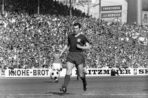 Franz Beckenbauer (Bayern) vor Krohe Brot Werbebande Fußball 1. BL Herren Saison 1967 1968, TSV 1860 München - FC Bayern München 3:2 Einzelbild München Dynamik,