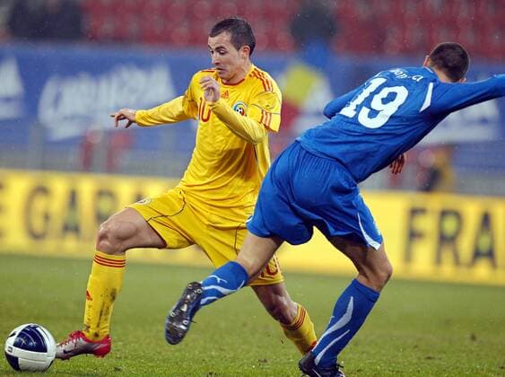 Testspiel in Klagenfurt - Rumänien - Italien - Bogdan Stancu (Rumänien, L) und Leonardo Bonucci (ITA). 